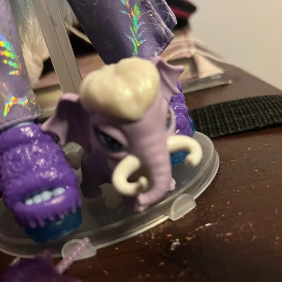 G3 abbey bominable doll !!STAND NOT INCLUDED!! - Picture 3 of 5